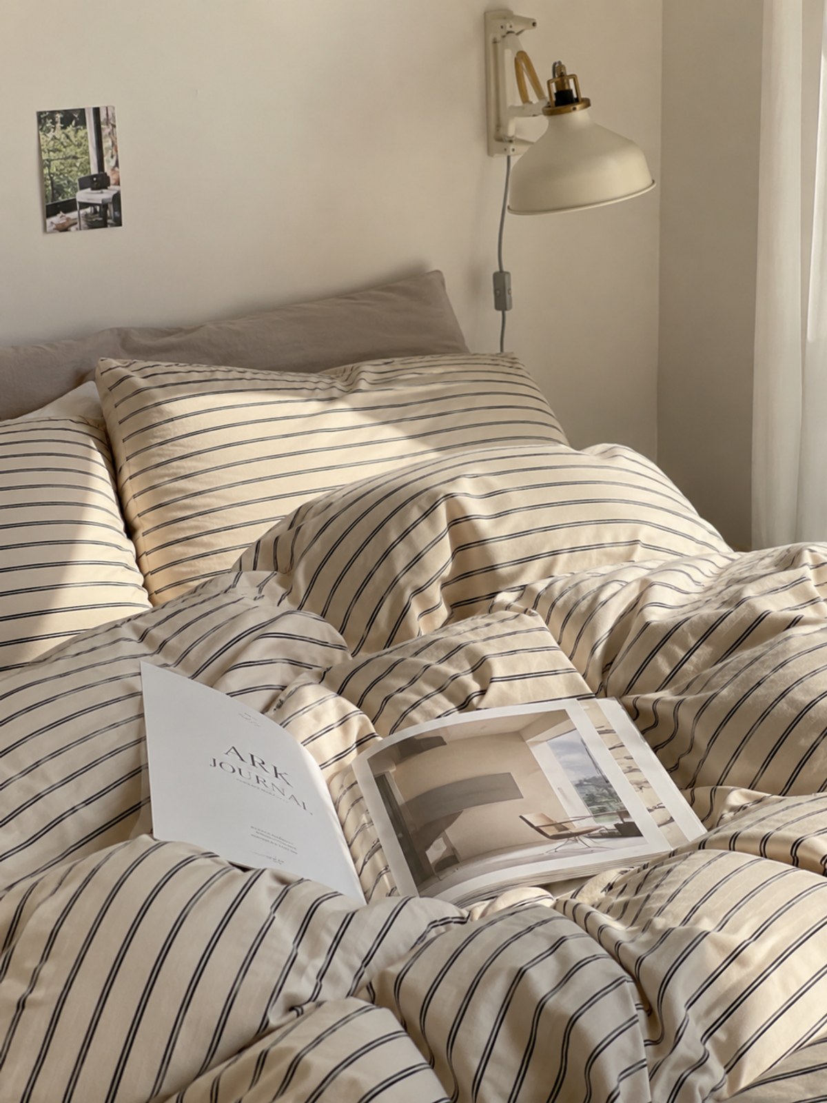 줄무늬 이불 속 일요일